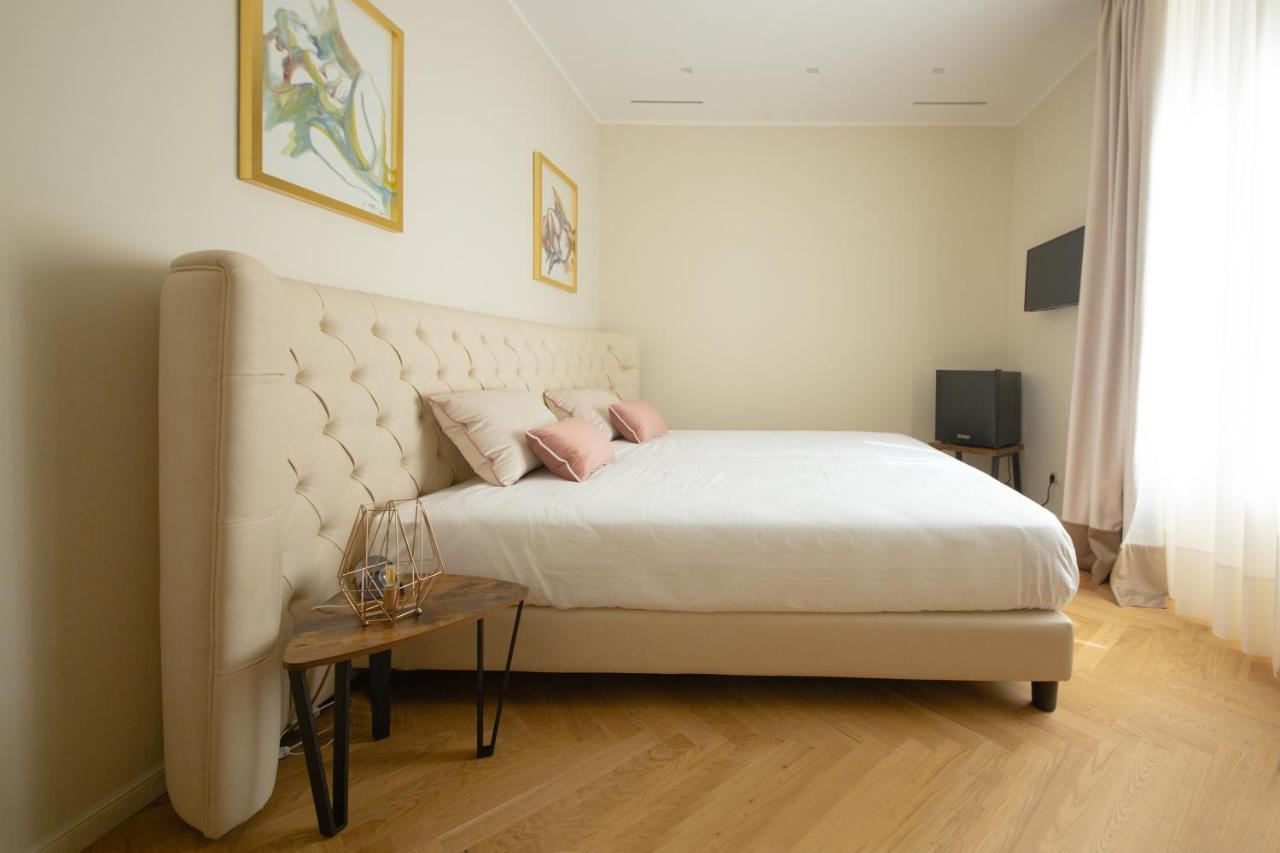 Casa Vittoria Napoli - Santa Lucia Bed & Breakfast ภายนอก รูปภาพ