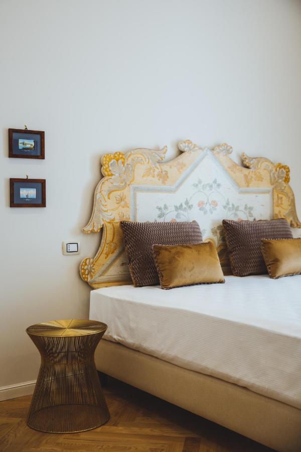 Casa Vittoria Napoli - Santa Lucia Bed & Breakfast ภายนอก รูปภาพ